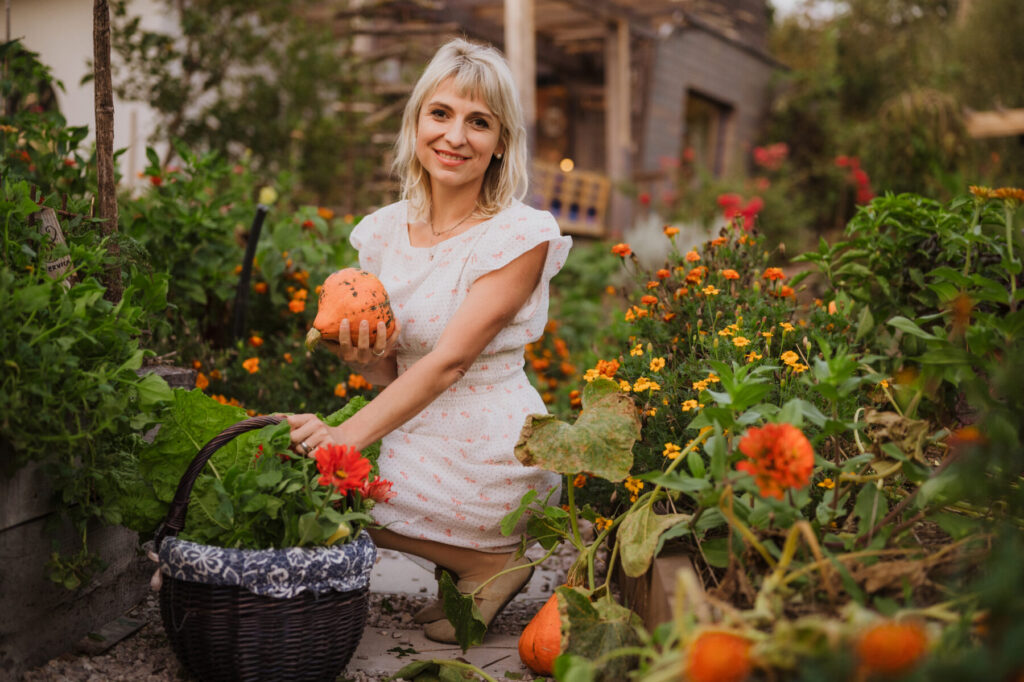Záhrada bez driny: Ako pestovať inovatívne a vrátiť do záhrady radosť namiesto mozoľov.